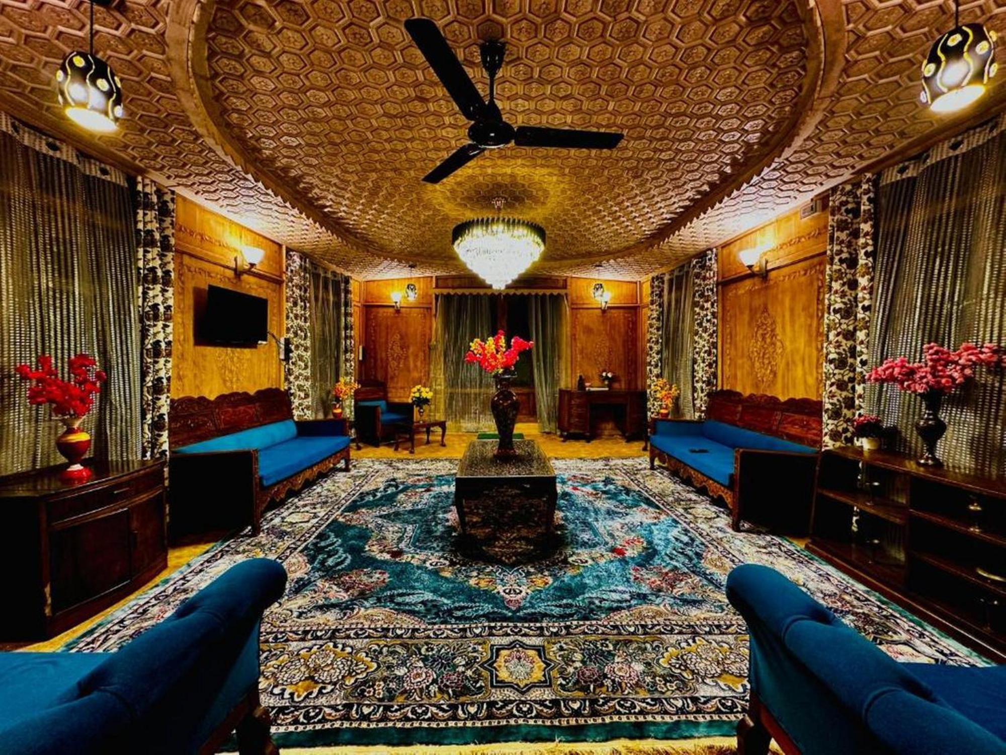 Houseboat Showkat The Floating Luxury Group Botel Srinagar (Jammu and Kashmir)