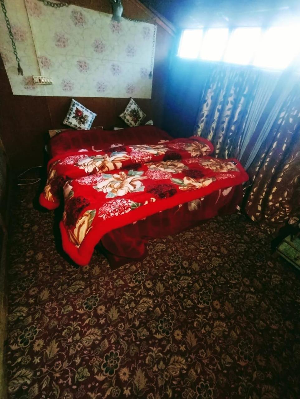 New Dunhill Houseboat Srinagar (Jammu and Kashmir)