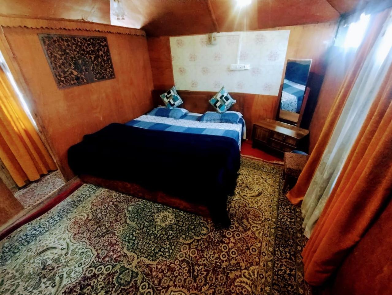 New Dunhill Houseboat