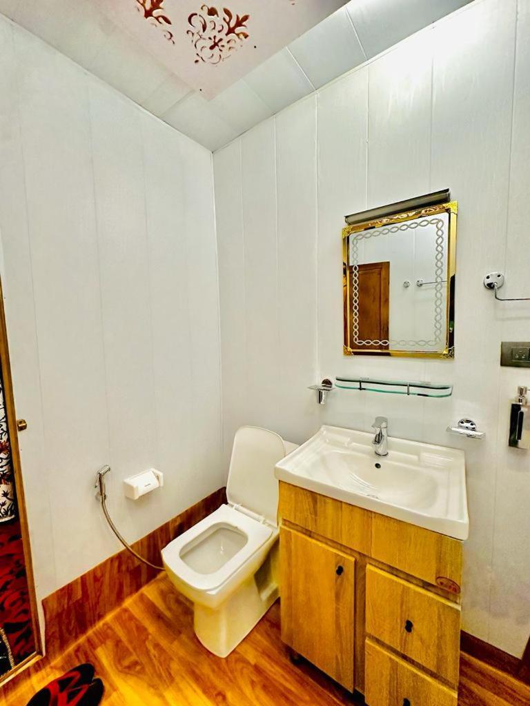 New Zealand Group Of Houseboats * Srinagar (Jammu and Kashmir)