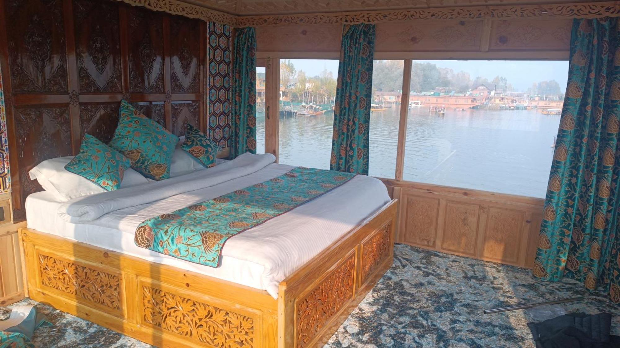 Botel The Smith Palace Group Of Houseboats Srinagar (Jammu and Kashmir)