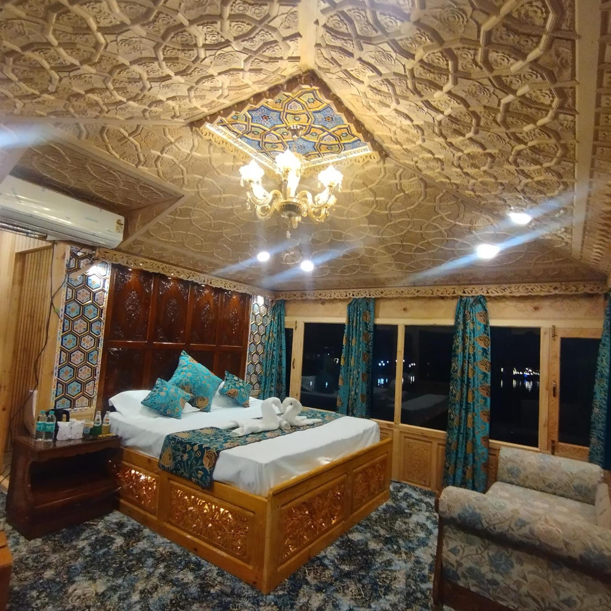 The Smith Palace Group Of Houseboats Botel 4*