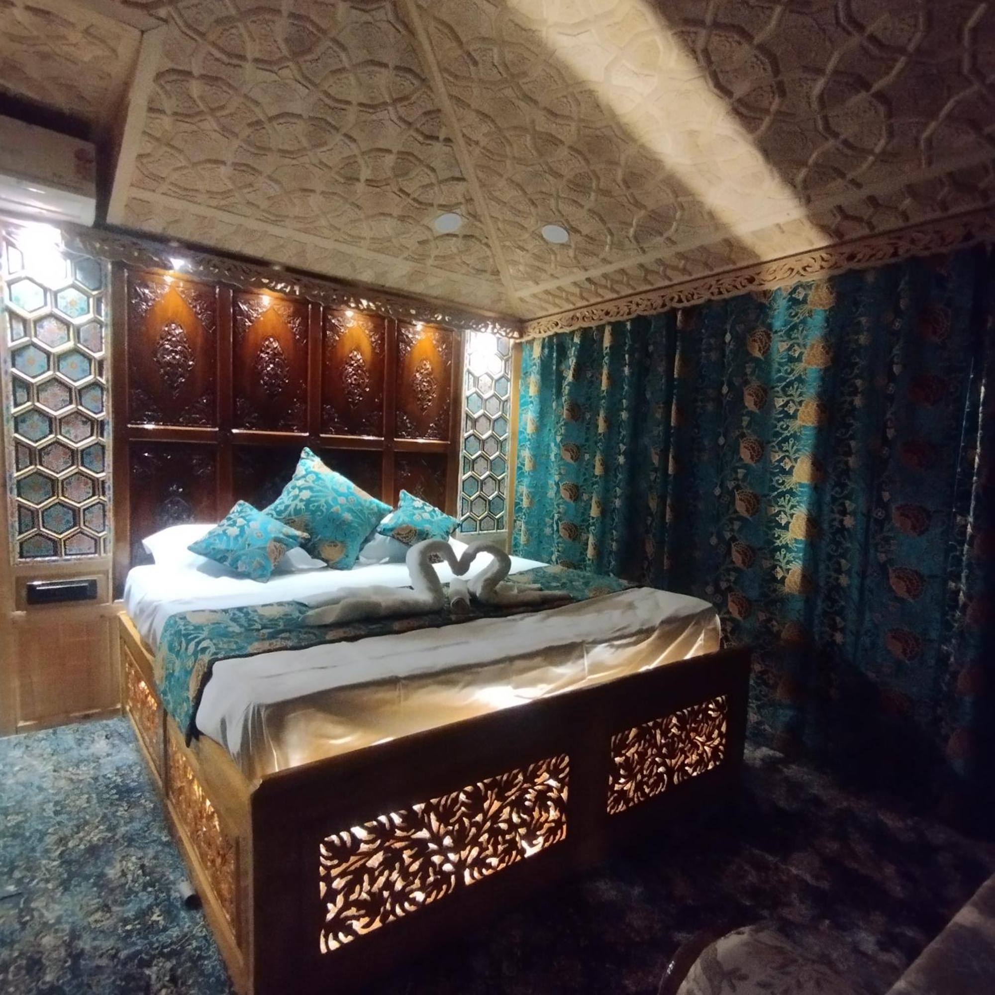 The Smith Palace Group Of Houseboats Botel Srinagar (Jammu and Kashmir)