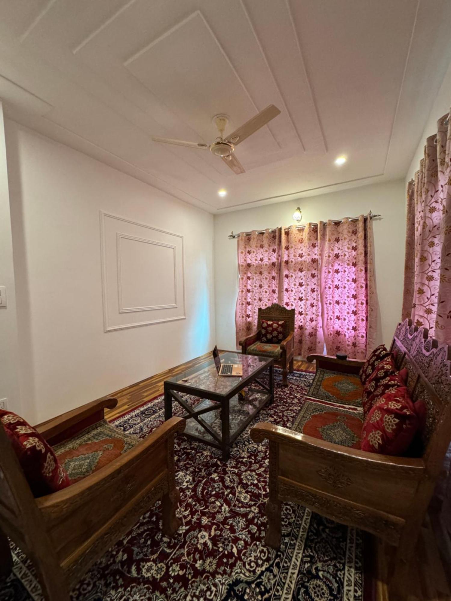 Homestay Shesh Bagh Boutique Luxury Retreat Srinagar (Jammu and Kashmir)