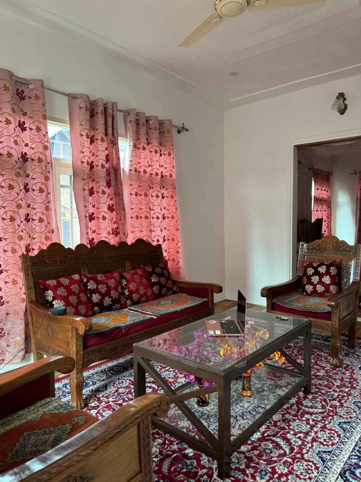 Shesh Bagh Boutique Luxury Retreat Homestay Srinagar (Jammu and Kashmir)
