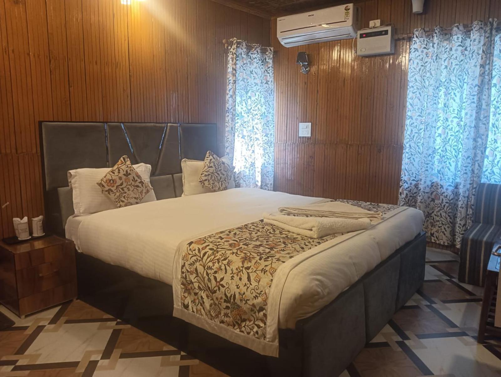 Arbor Hotel *