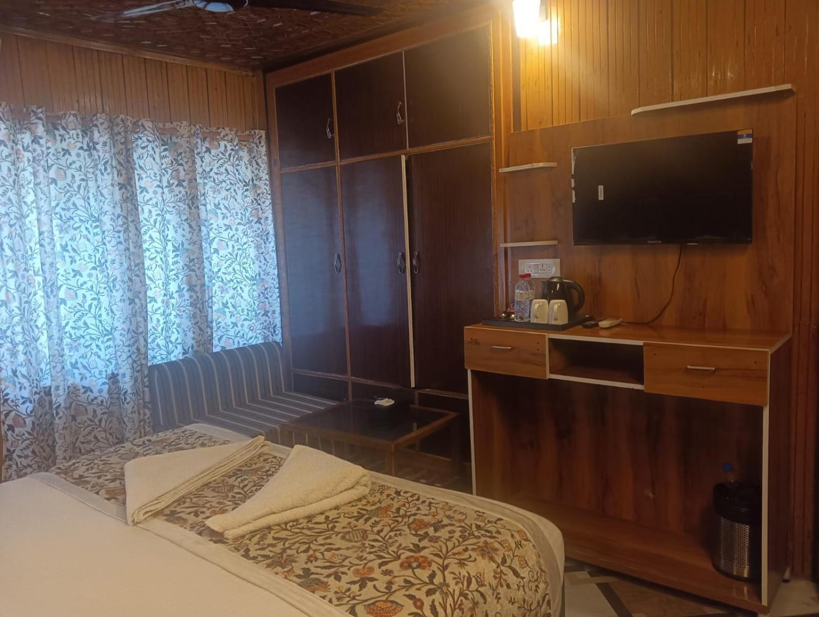 Hotel Arbor Srinagar (Jammu and Kashmir)