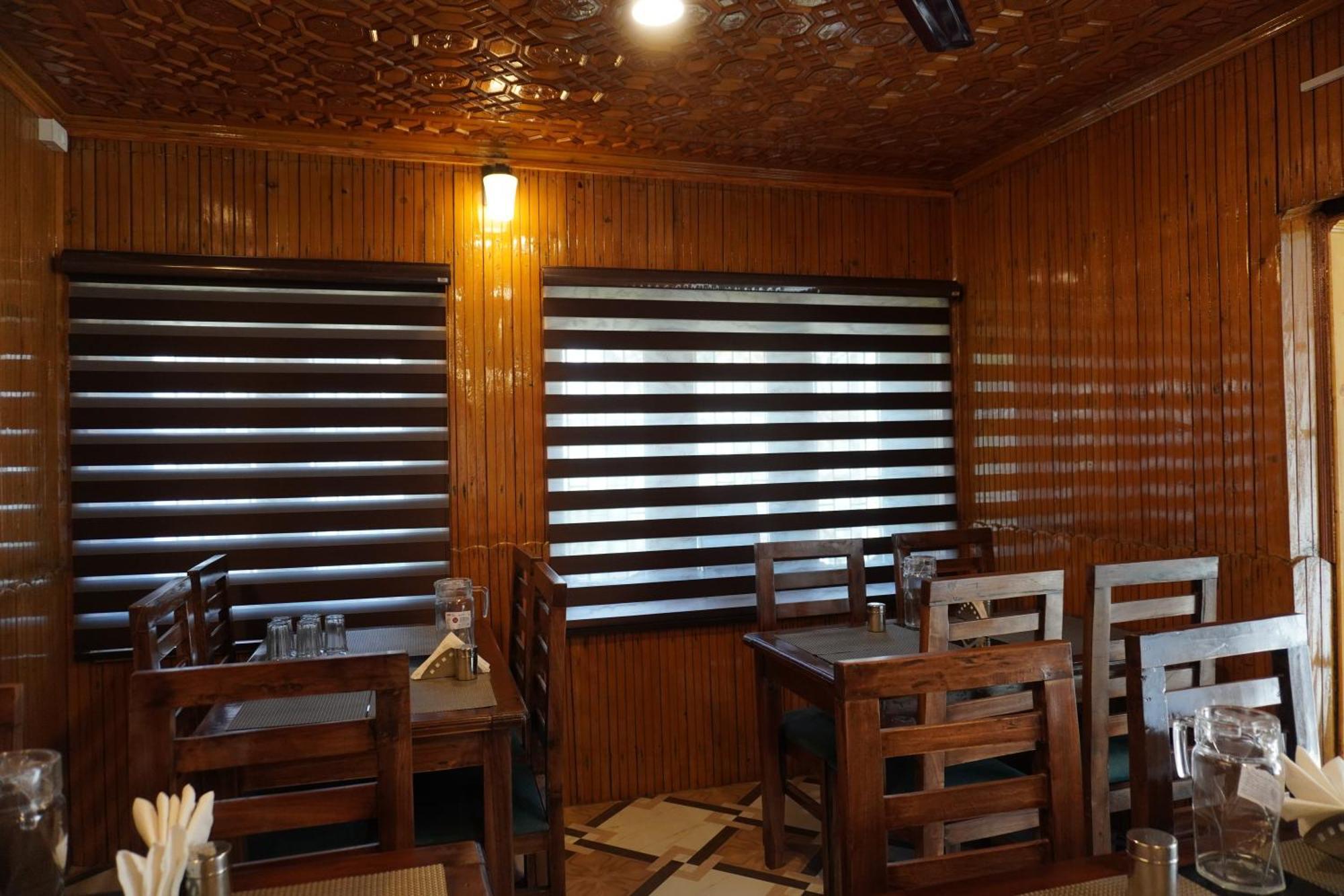 Hotel Arbor Srinagar (Jammu and Kashmir)