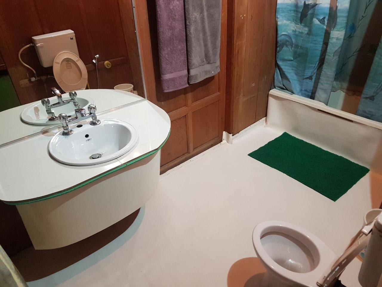 Houseboat Badami *