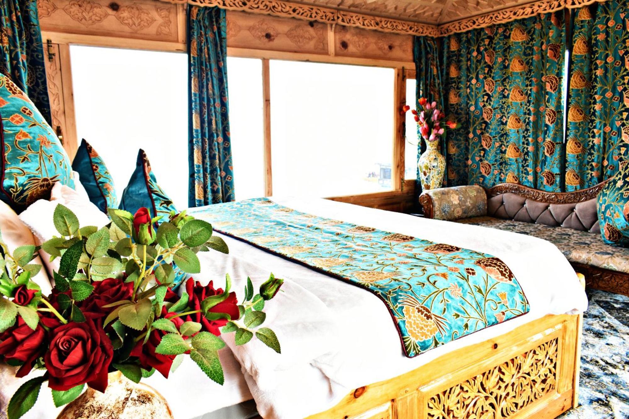 The Smith Palace Group Of Houseboats Botel