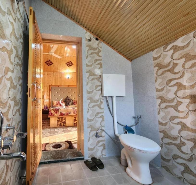 Hotel Behtereen Srinagar (Jammu and Kashmir)