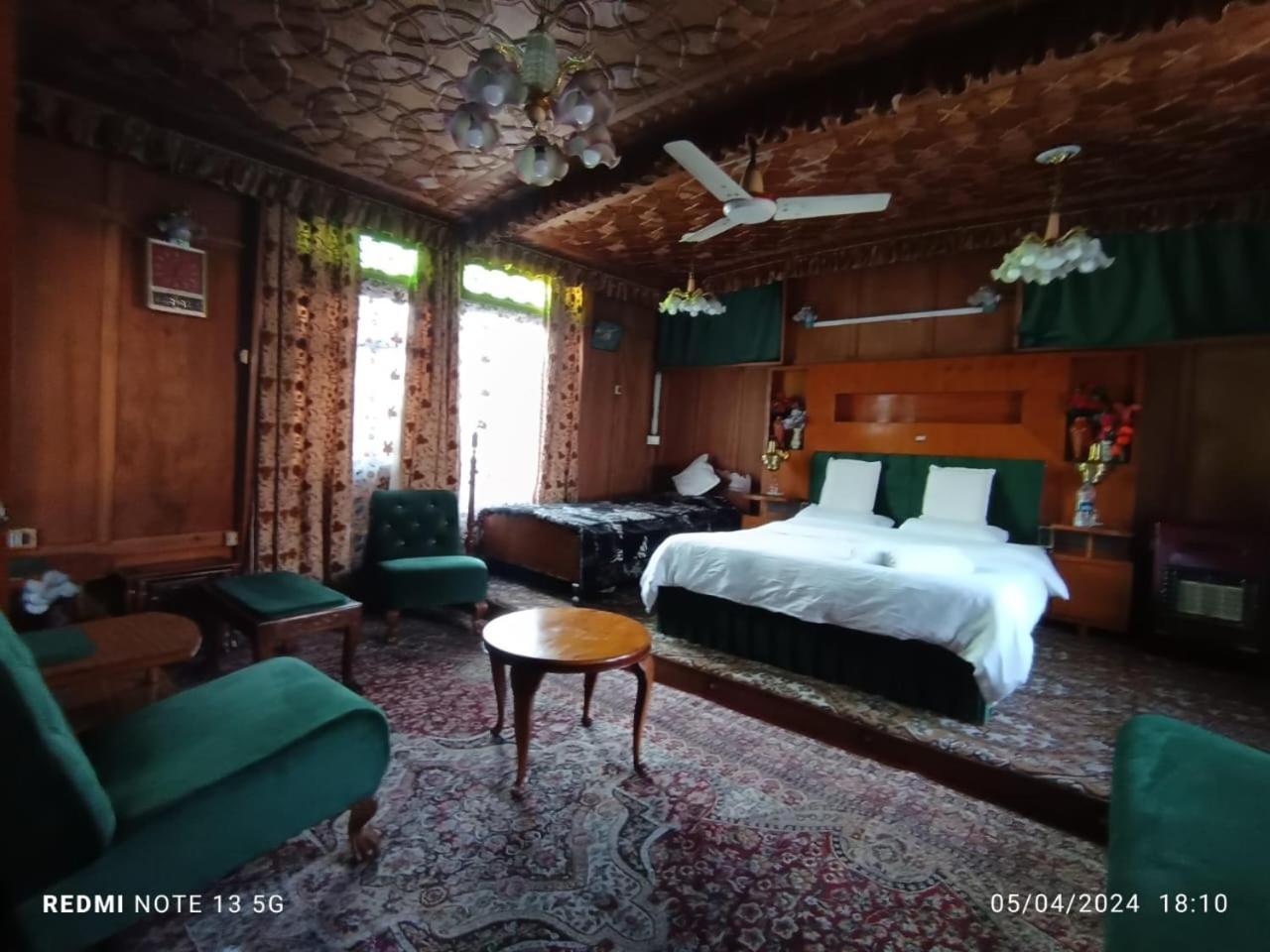 Houseboat Young Snow View Front Line Dal Botel Srinagar (Jammu and Kashmir)