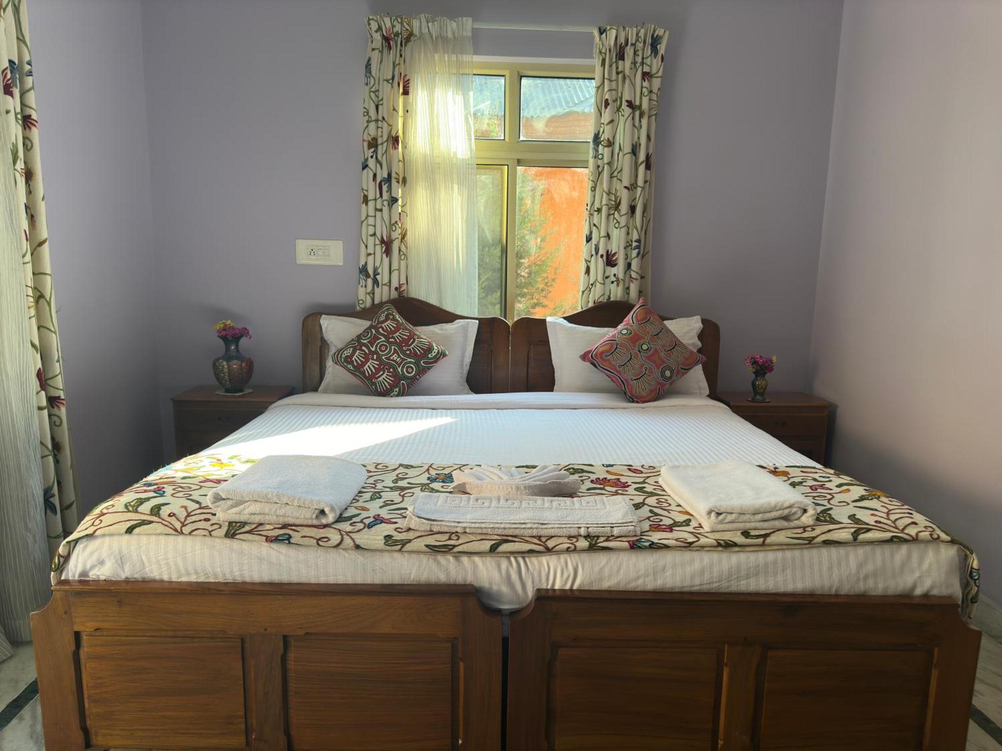 Hotel Jan Mahal Srinagar (Jammu and Kashmir)