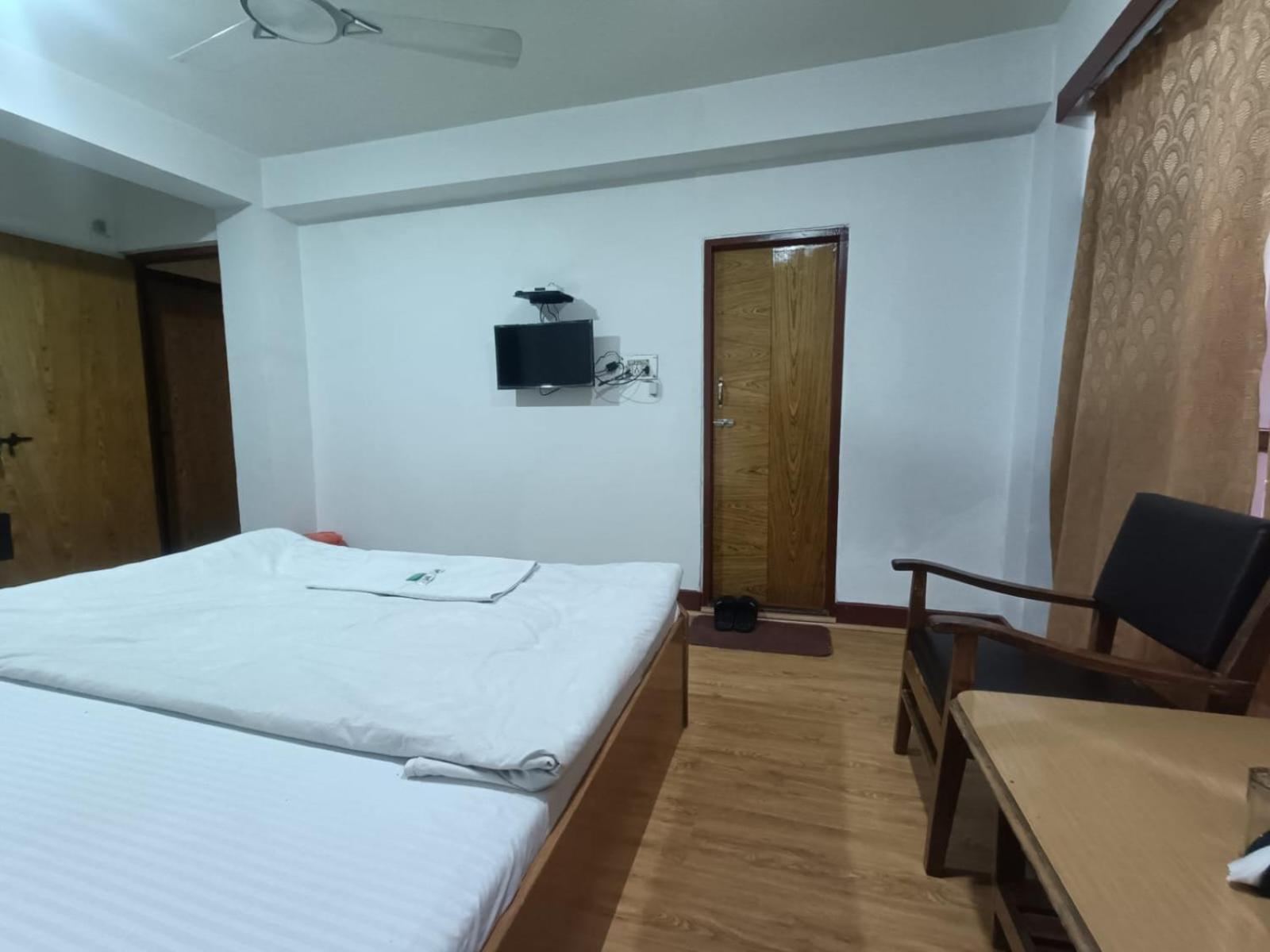 Ruby And Restaurant Hotel Srinagar (Jammu and Kashmir)