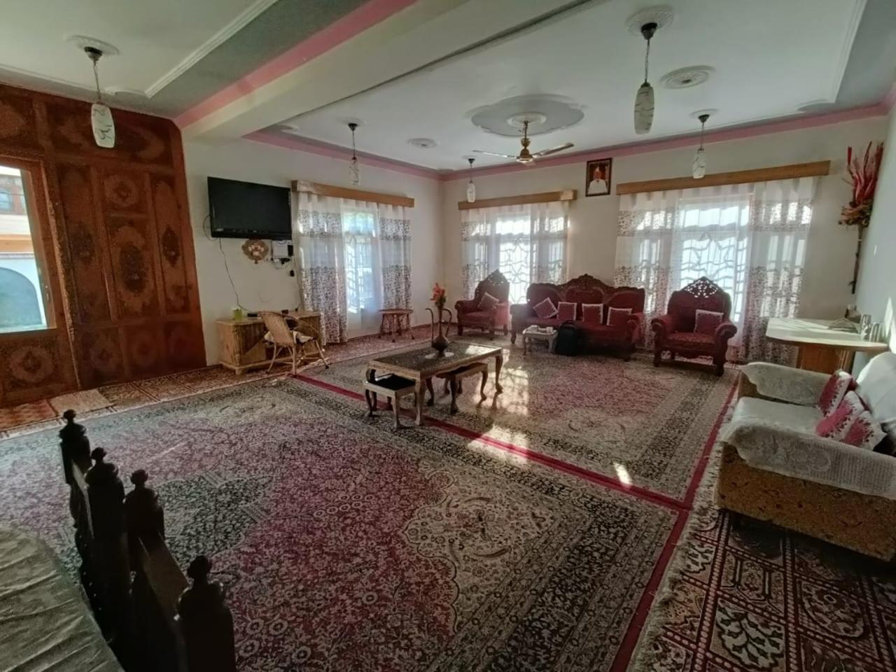 Hotel Grand Inayat Srinagar (Jammu and Kashmir)