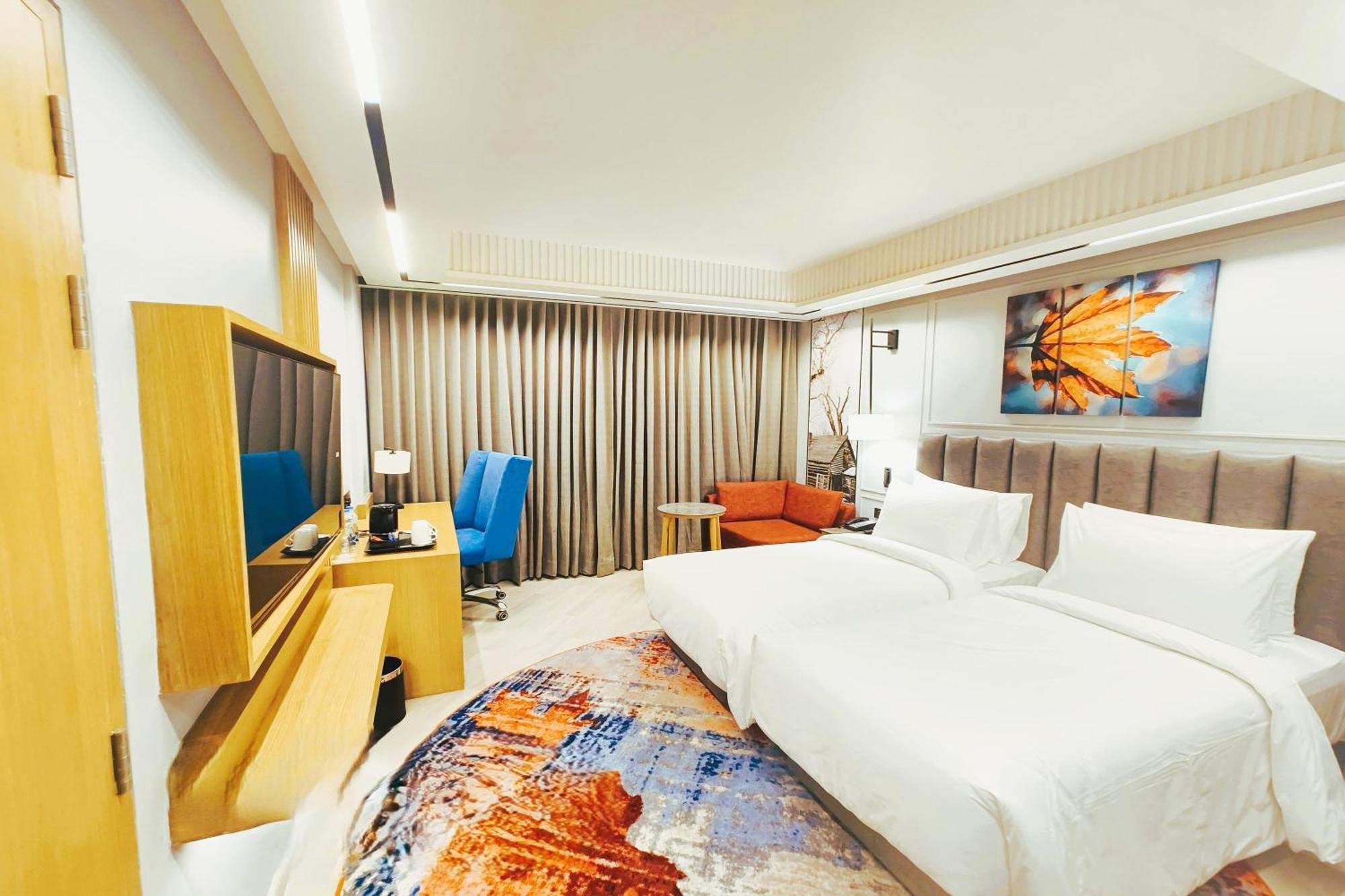 Hotel Ramada Encore By Wyndham Rajbagh