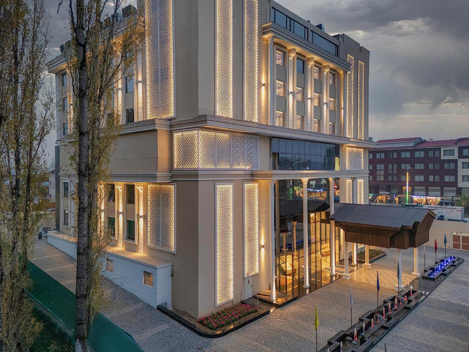 Ramada Encore By Wyndham Rajbagh Hotel *