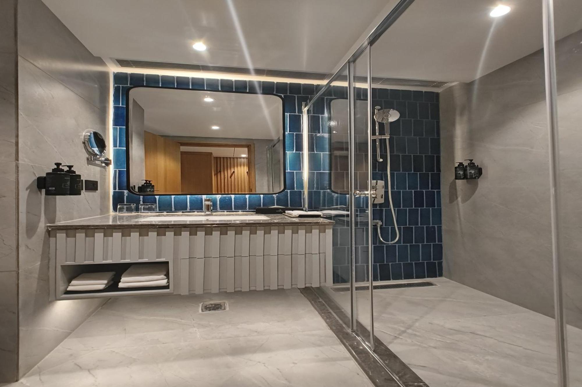 Hotel Ramada Encore By Wyndham Rajbagh *
