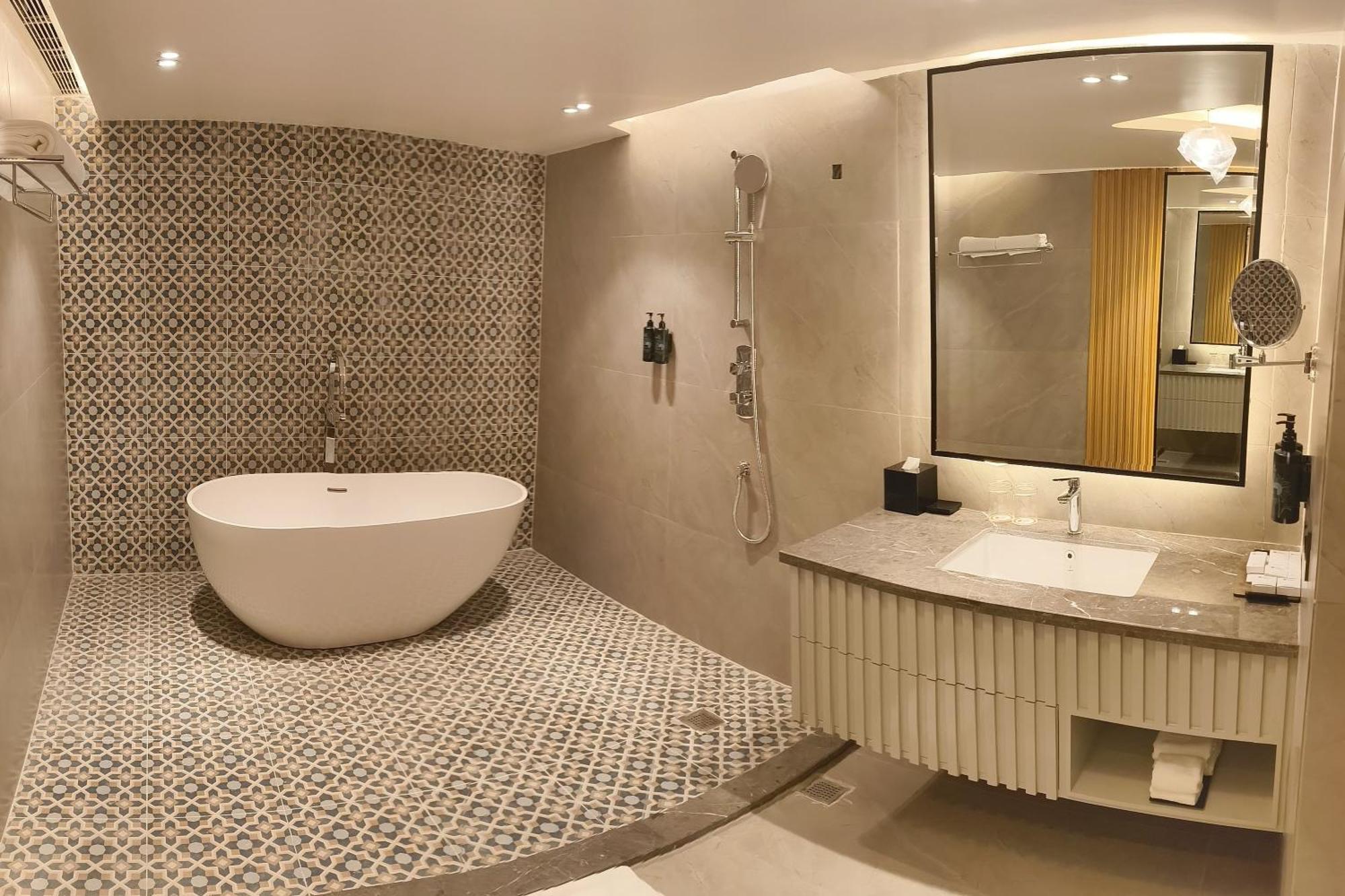 Ramada Encore By Wyndham Rajbagh Hotel *