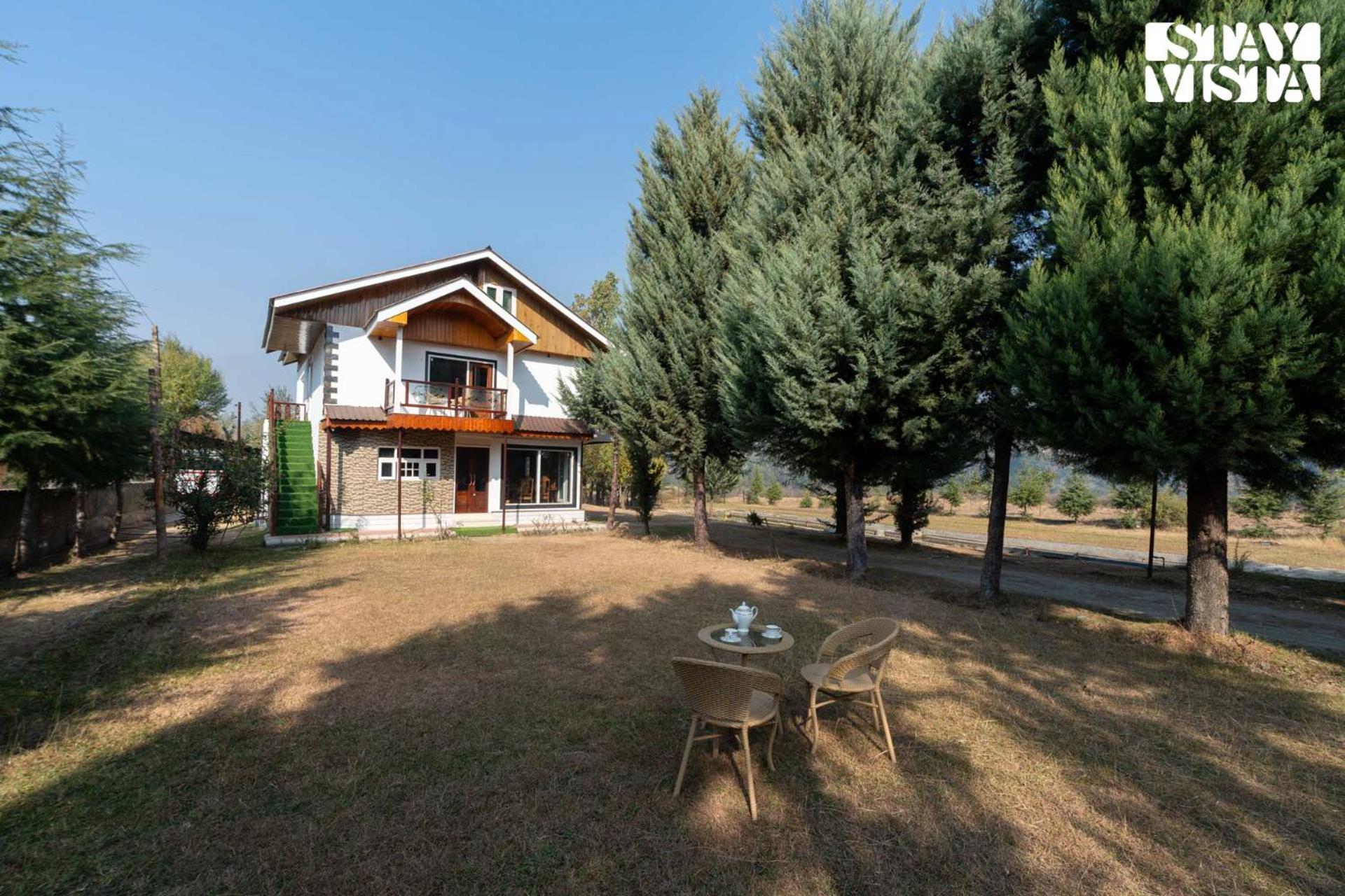 Stayvista At Khwab With Lawn, Bbq * Srinagar (Jammu and Kashmir)