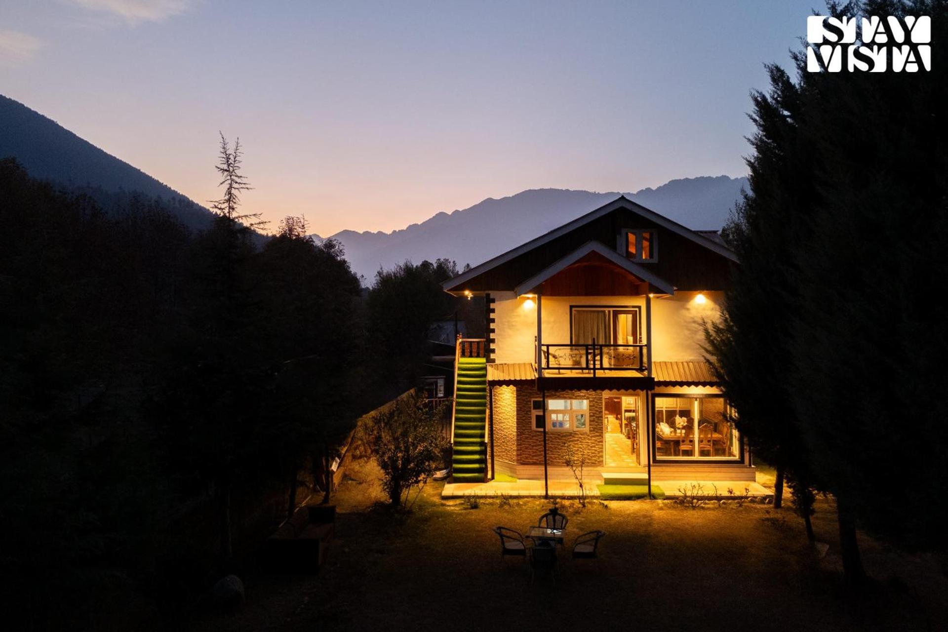 Villa Stayvista At Khwab With Lawn, Bbq