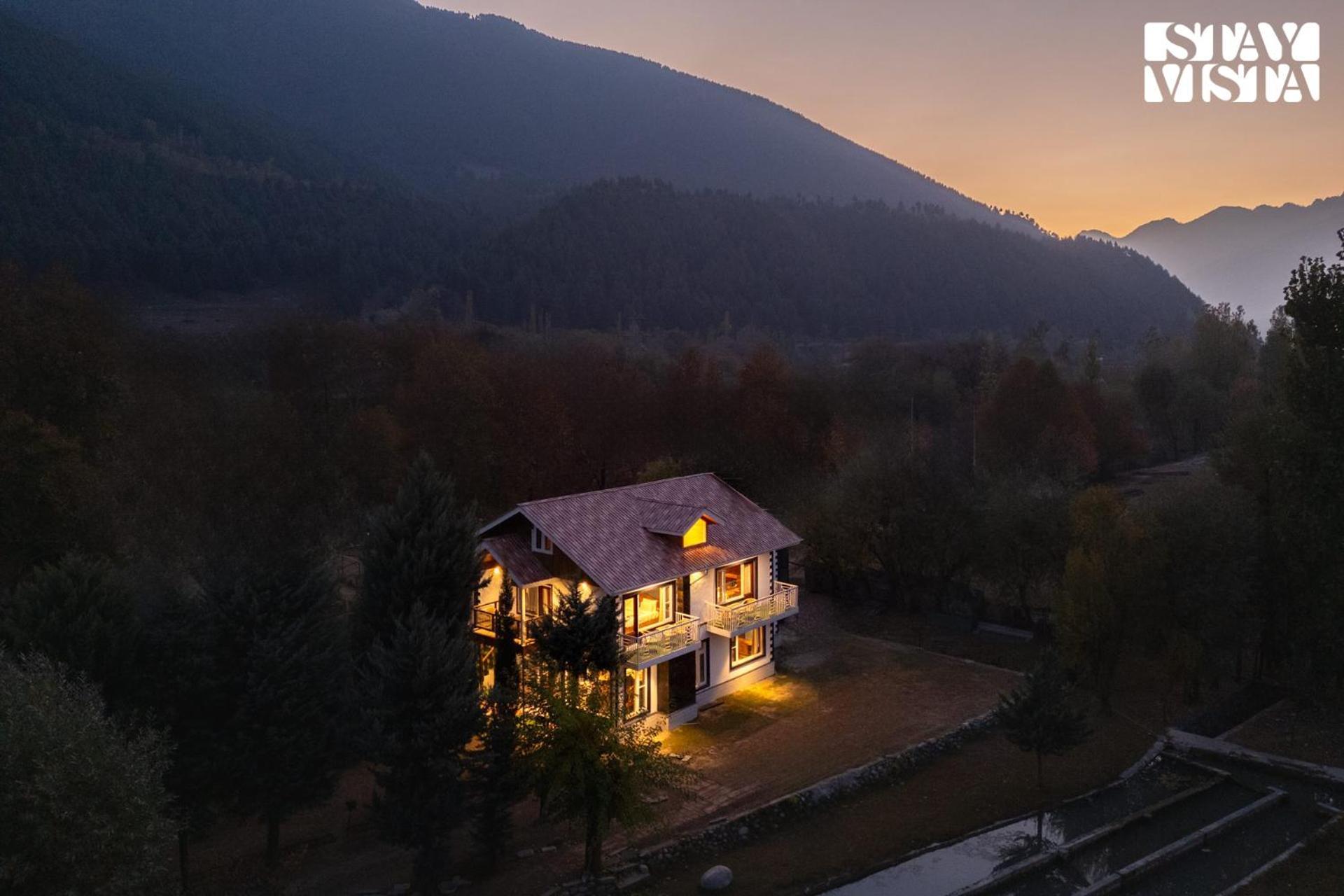 Stayvista At Khwab With Lawn, Bbq * Srinagar (Jammu and Kashmir)