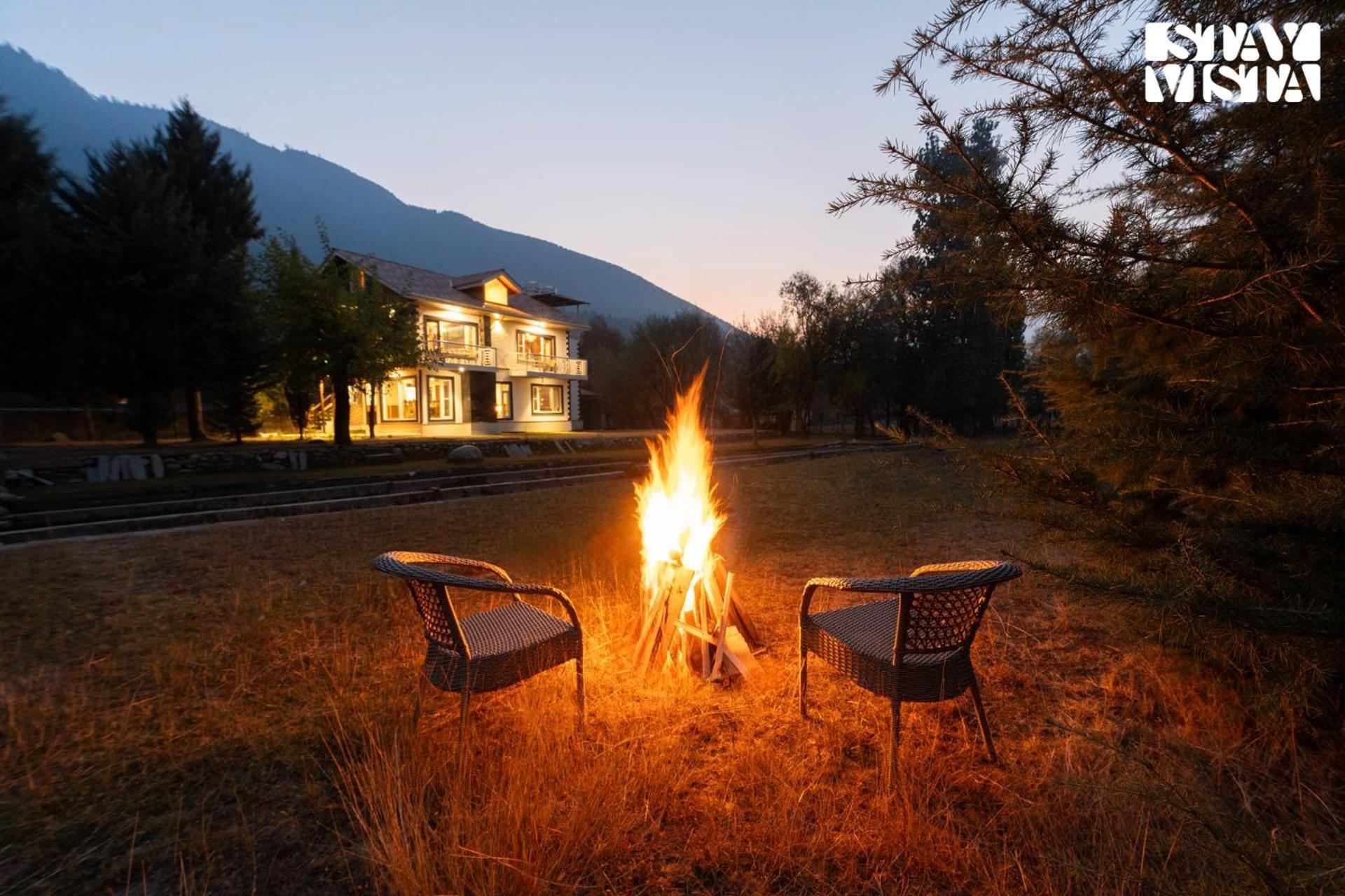 Villa Stayvista At Khwab With Lawn, Bbq *