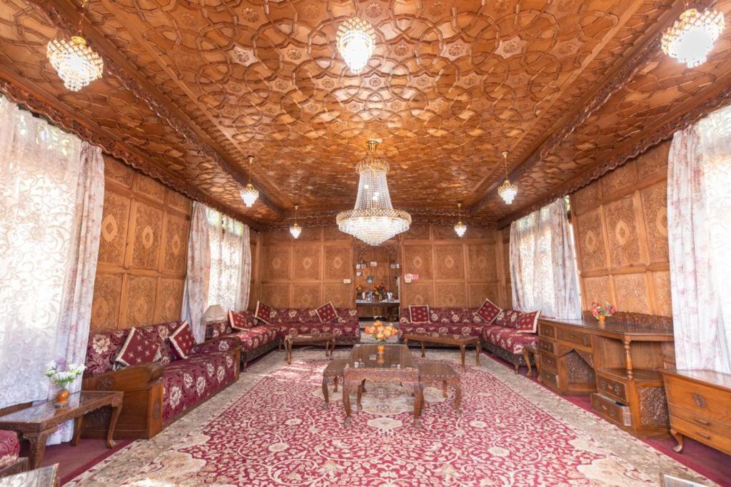 The Smith Palace Group Of Houseboats Botel