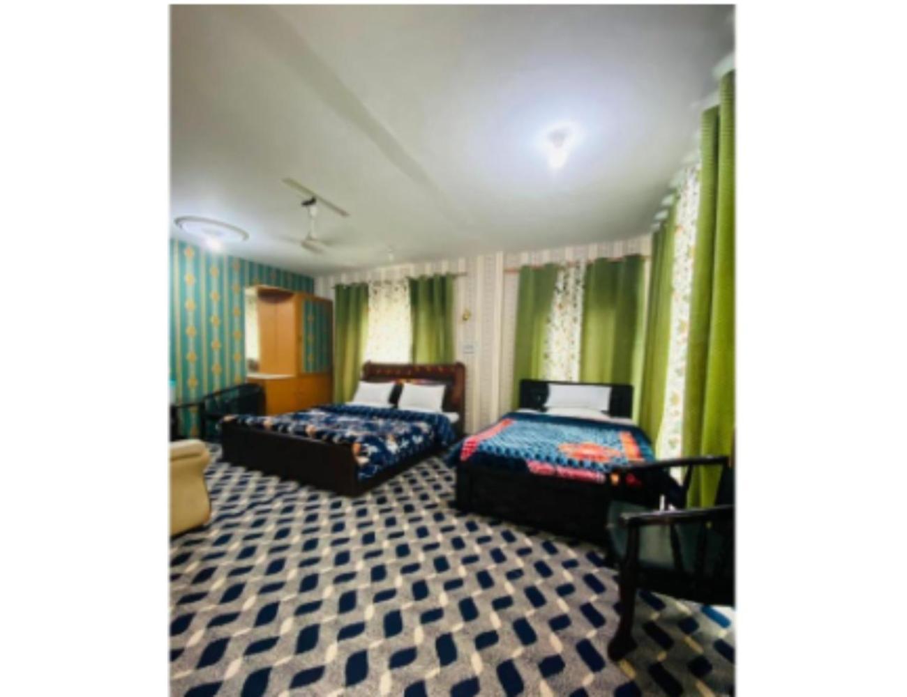 Ameera , Munawara Abad, Hotel Srinagar (Jammu and Kashmir)