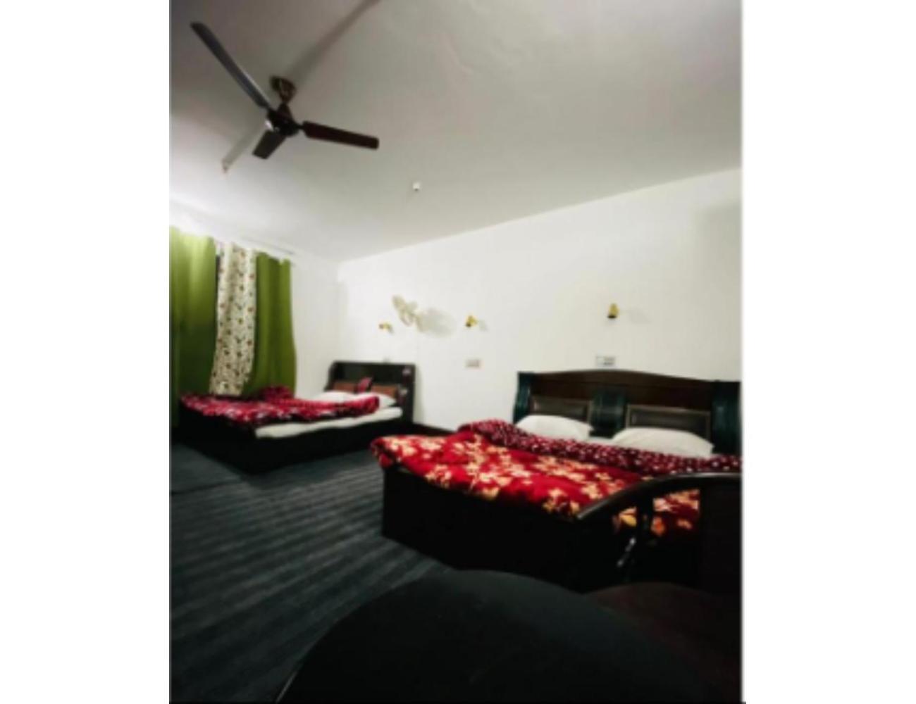 Ameera , Munawara Abad, Hotel