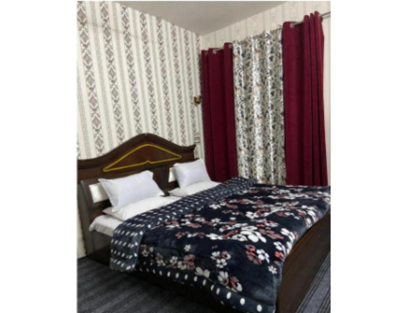 Hotel Ameera , Munawara Abad,