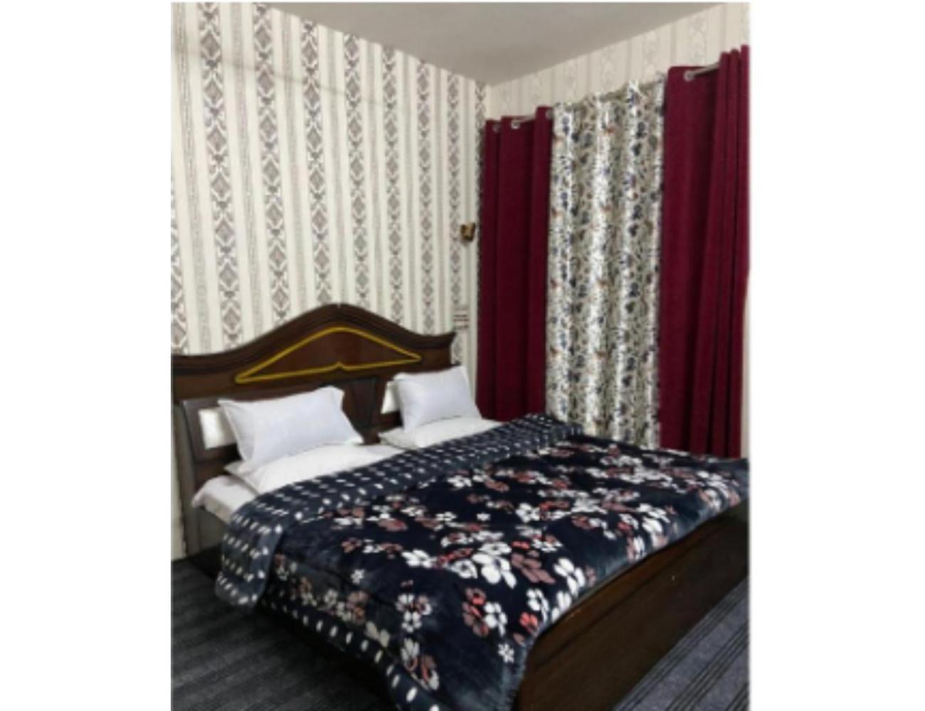 Hotel Ameera , Munawara Abad,