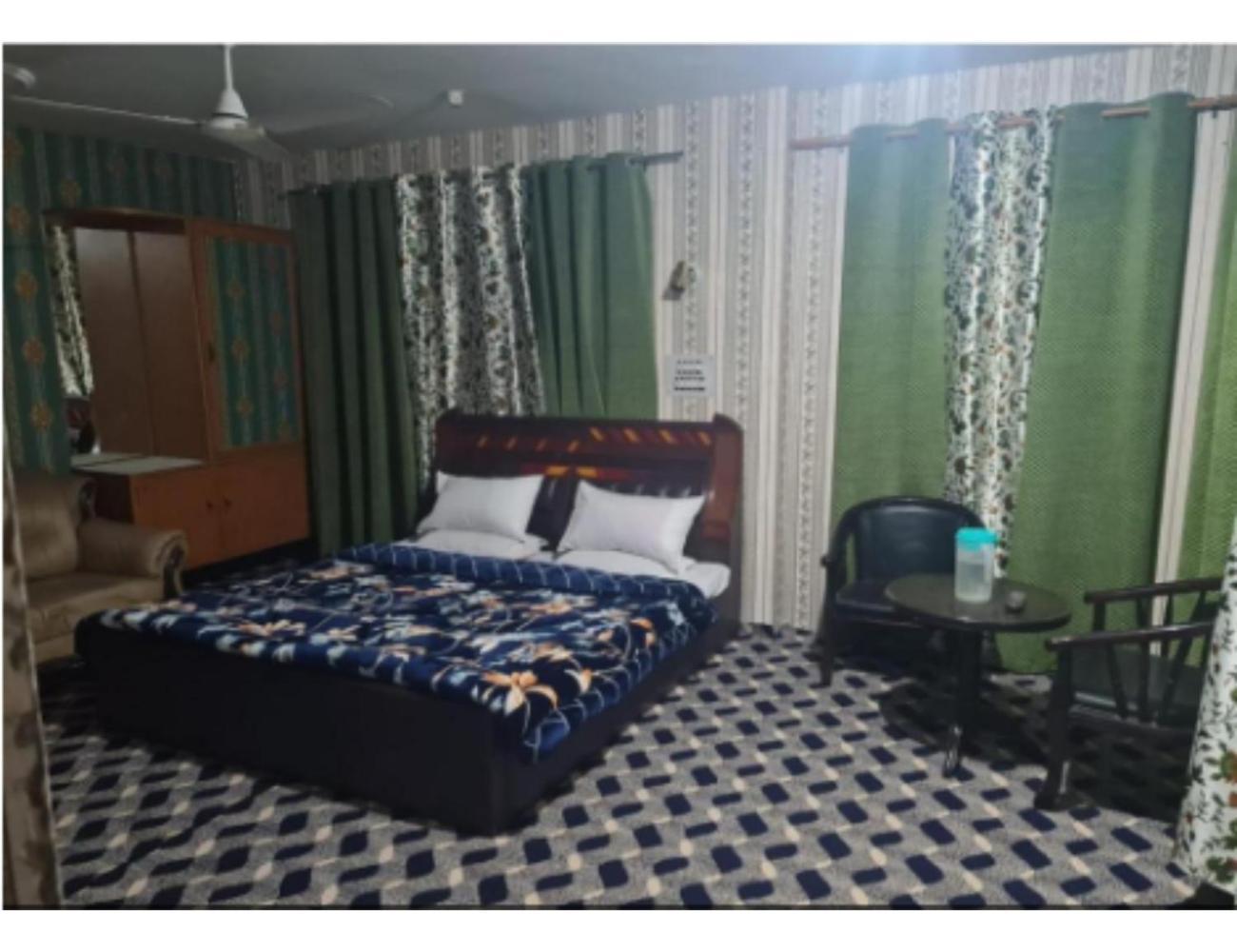 Ameera , Munawara Abad, Hotel Srinagar (Jammu and Kashmir)