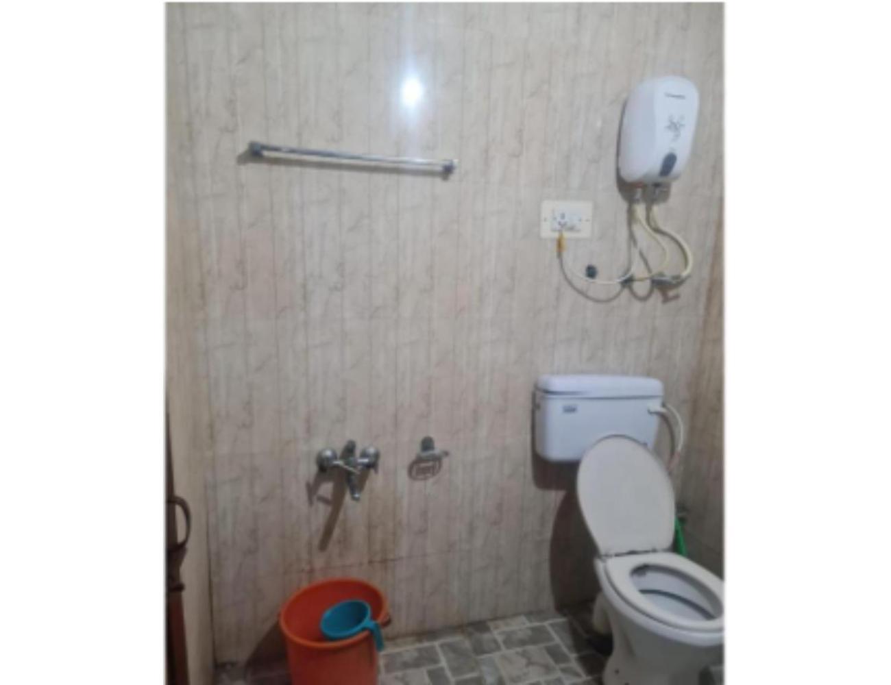 Ameera , Munawara Abad, Hotel Srinagar (Jammu and Kashmir)