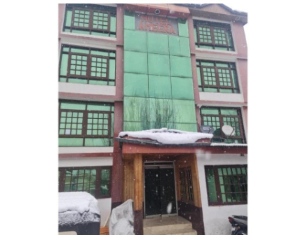 Ameera , Munawara Abad, Hotel Srinagar (Jammu and Kashmir)