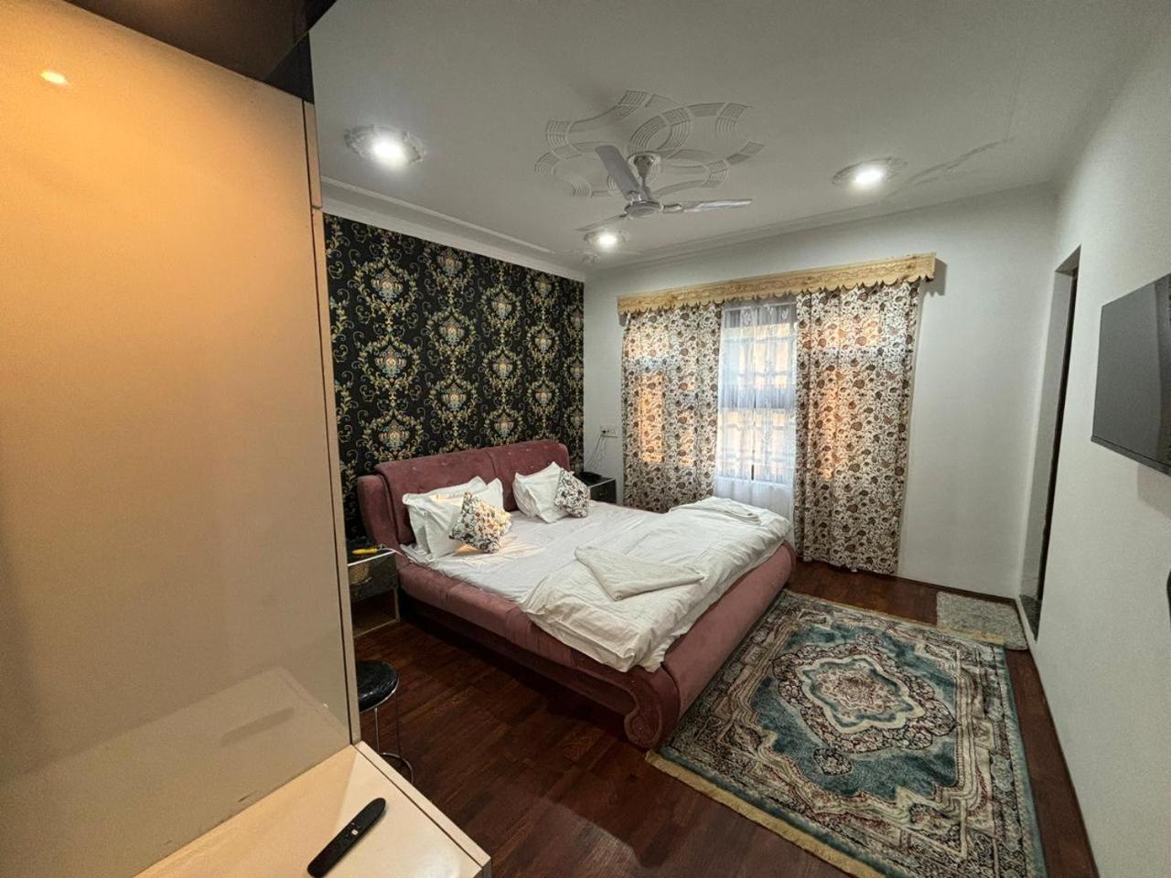 11 Hotel Srinagar (Jammu and Kashmir)