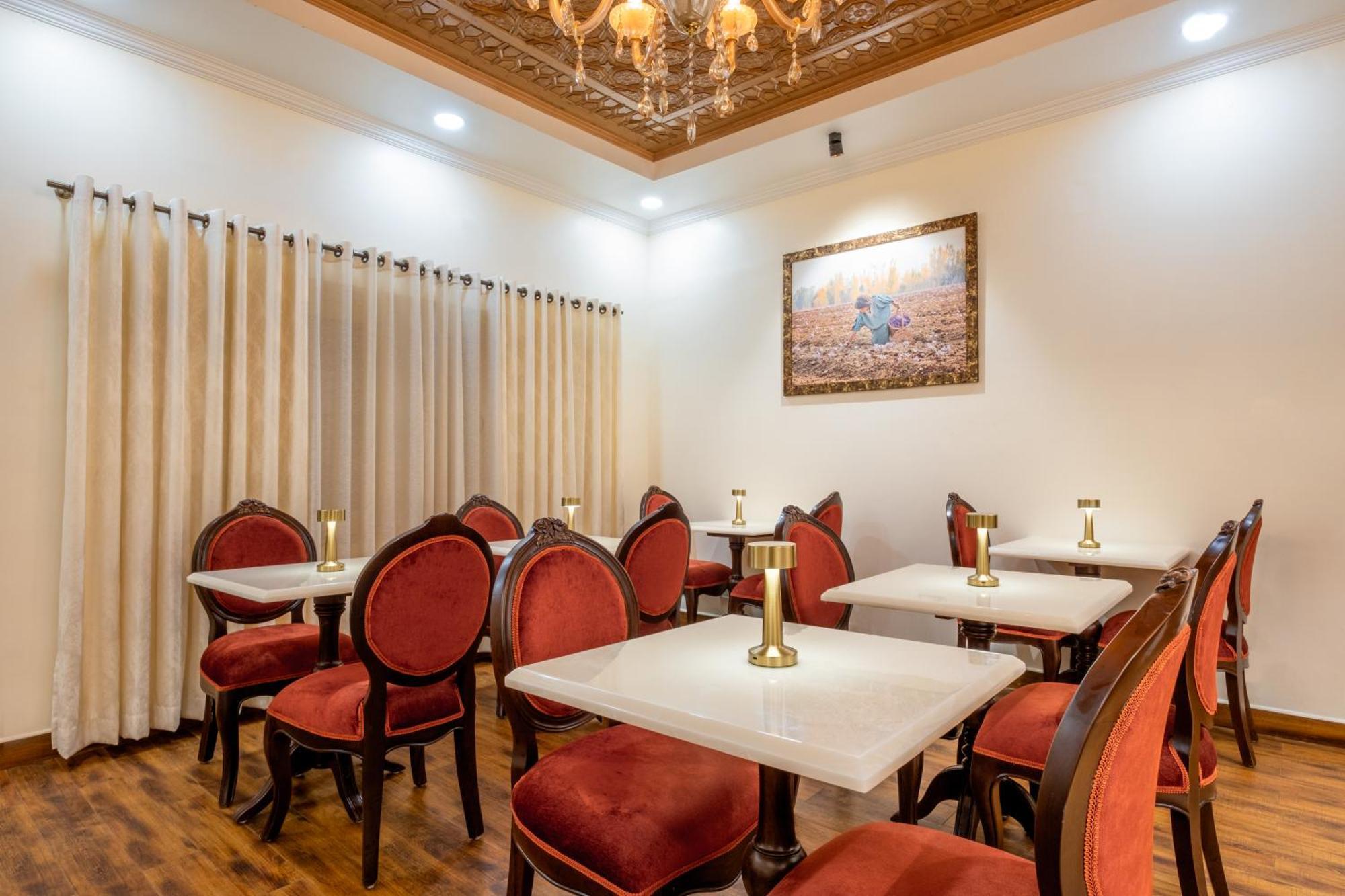 Moghal Mahal Rajbagh Hotel