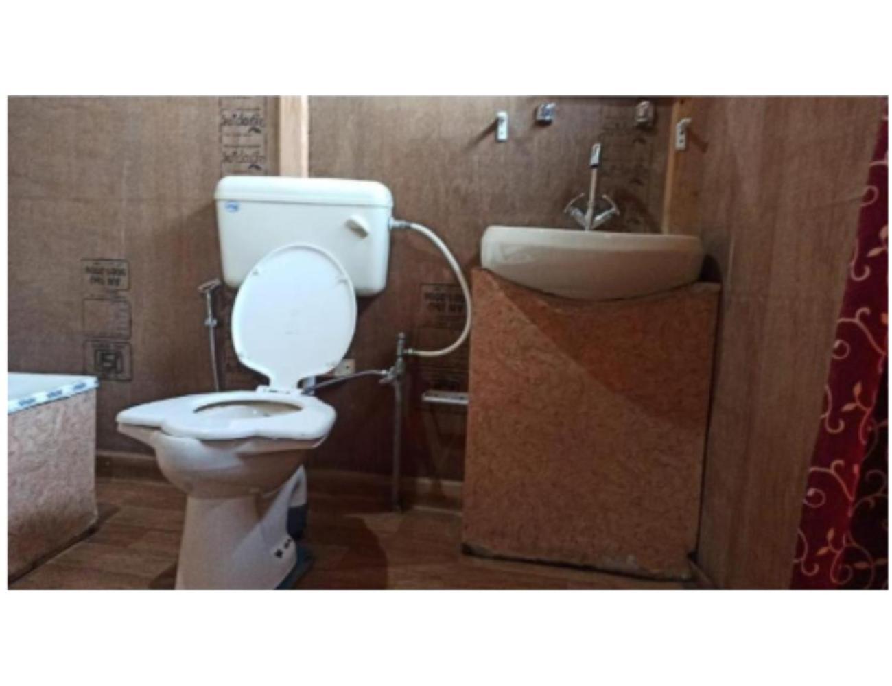 Hotel House Boat Moti Mahal, Near Dal Lake,srinagar Srinagar (Jammu and Kashmir)