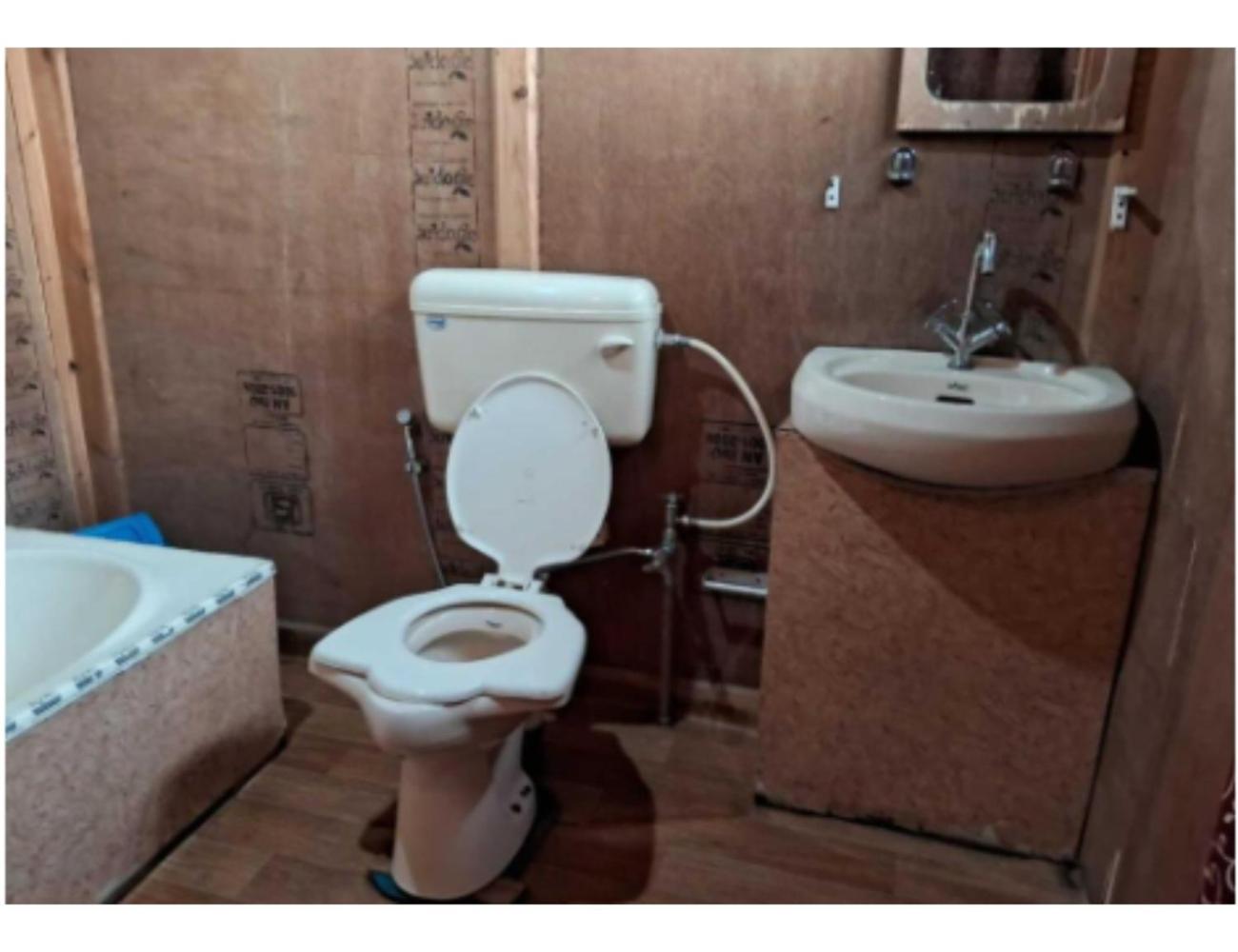 House Boat Moti Mahal, Near Dal Lake,srinagar Hotel Srinagar (Jammu and Kashmir)