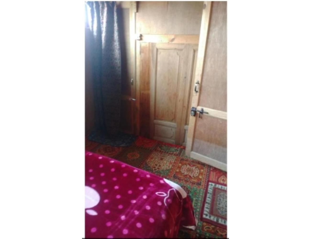 House Boat Moti Mahal, Near Dal Lake,srinagar Srinagar (Jammu and Kashmir)
