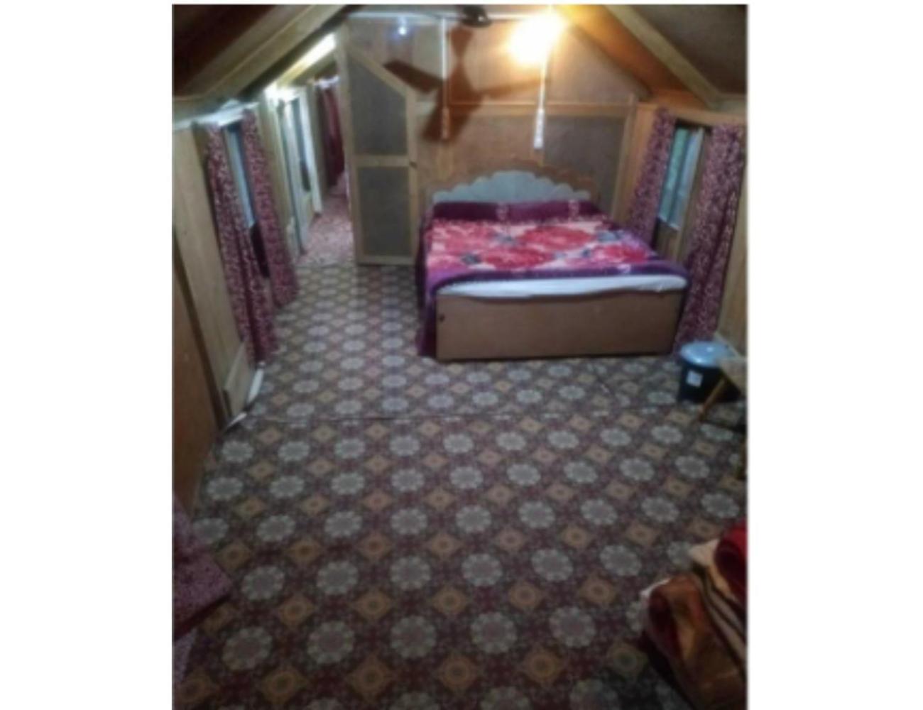 Hotel House Boat Moti Mahal, Near Dal Lake,srinagar
