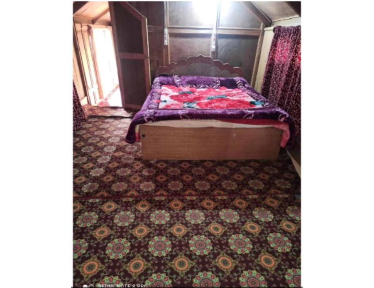 House Boat Moti Mahal, Near Dal Lake,srinagar Hotel Srinagar (Jammu and Kashmir)