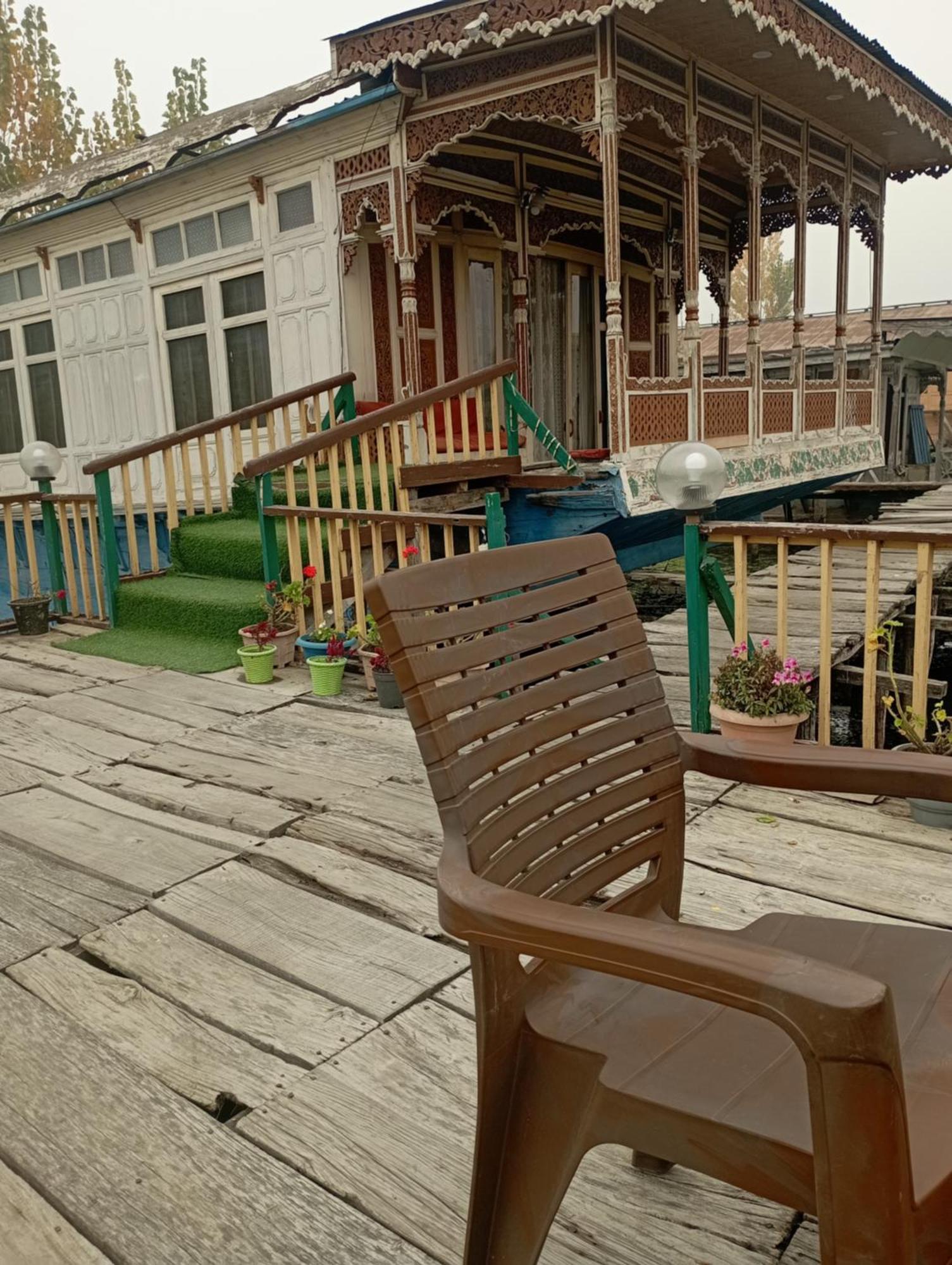 Dilnaaz Group Of Houseboats Botel
