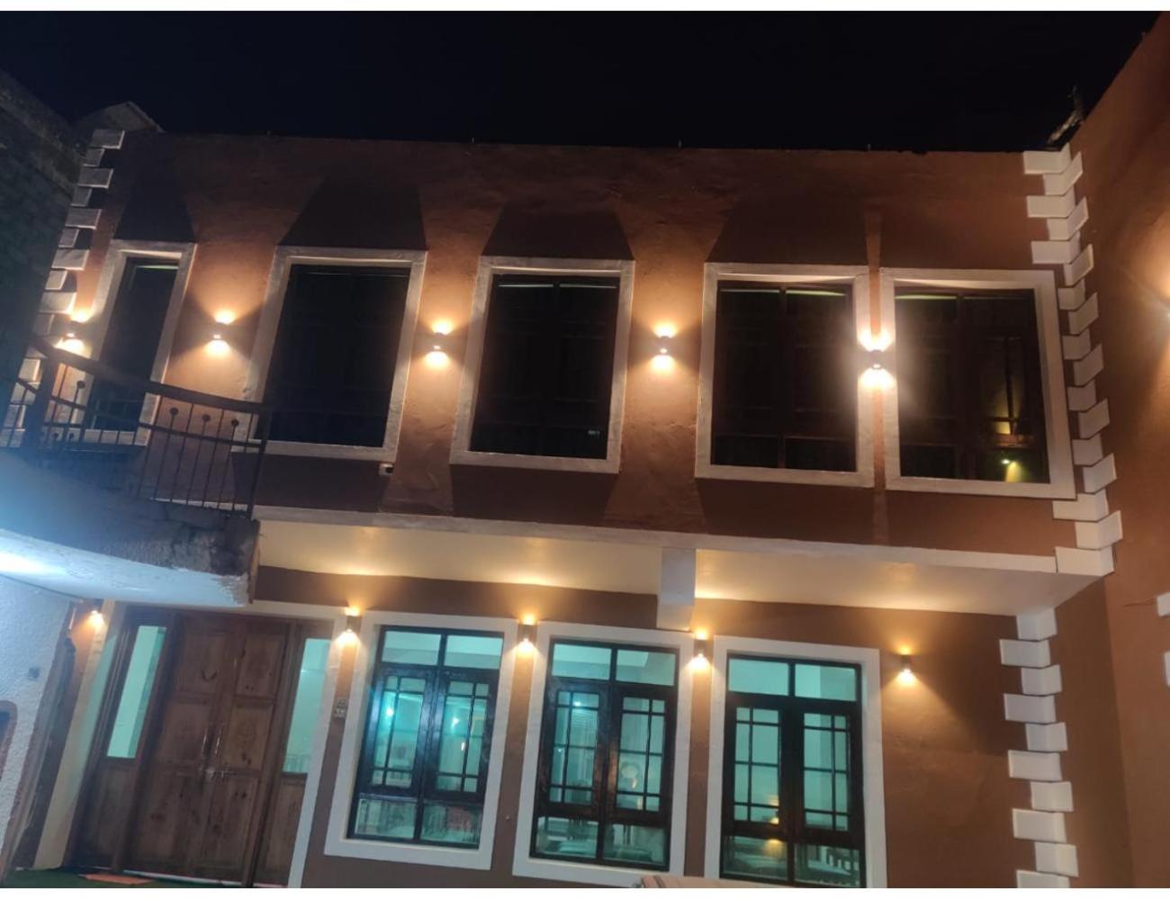Homestay Gousia, Srinagar, *