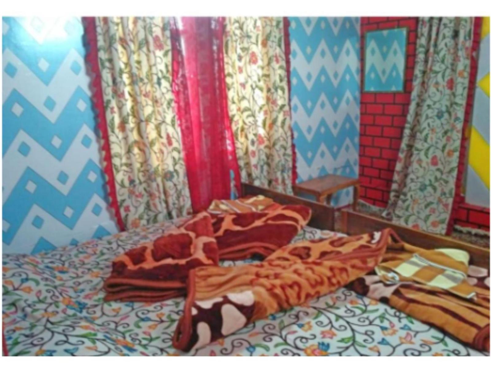 Hotel Blue Heaven House Boat, Near Pari Mahal, Srinagar (Jammu and Kashmir)