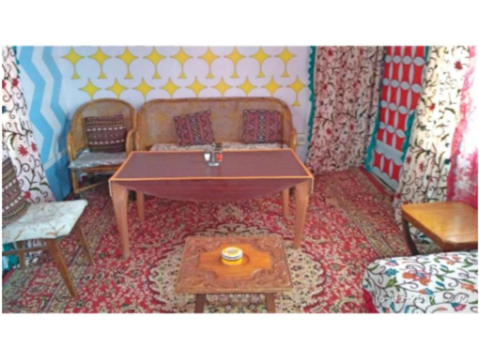 Blue Heaven House Boat, Near Pari Mahal, Hotel Srinagar (Jammu and Kashmir)