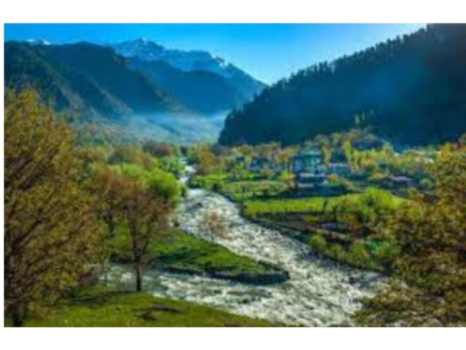 Hotel Blue Heaven House Boat, Near Pari Mahal, Srinagar (Jammu and Kashmir)