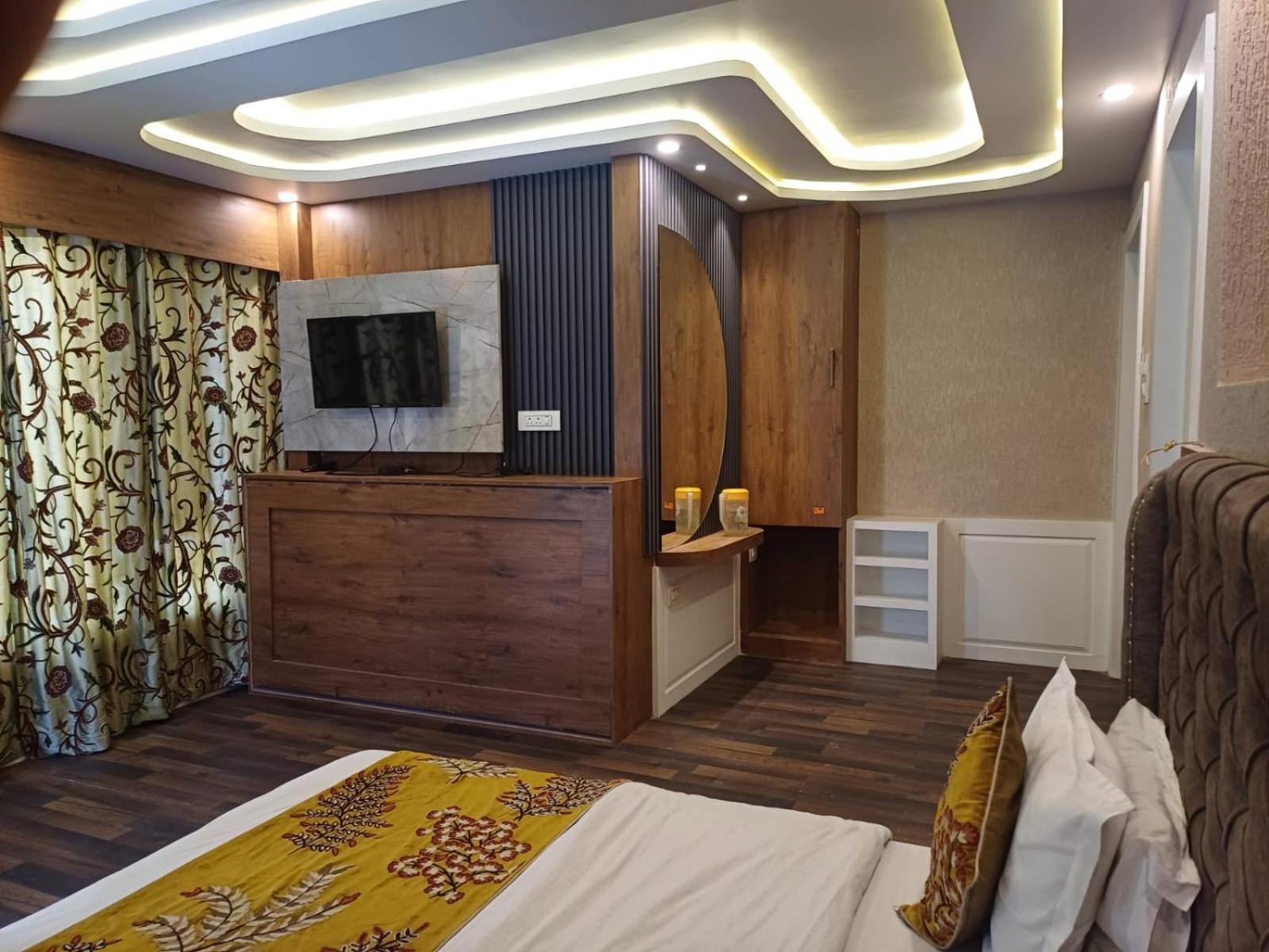 Hotel Manora Palace 4*