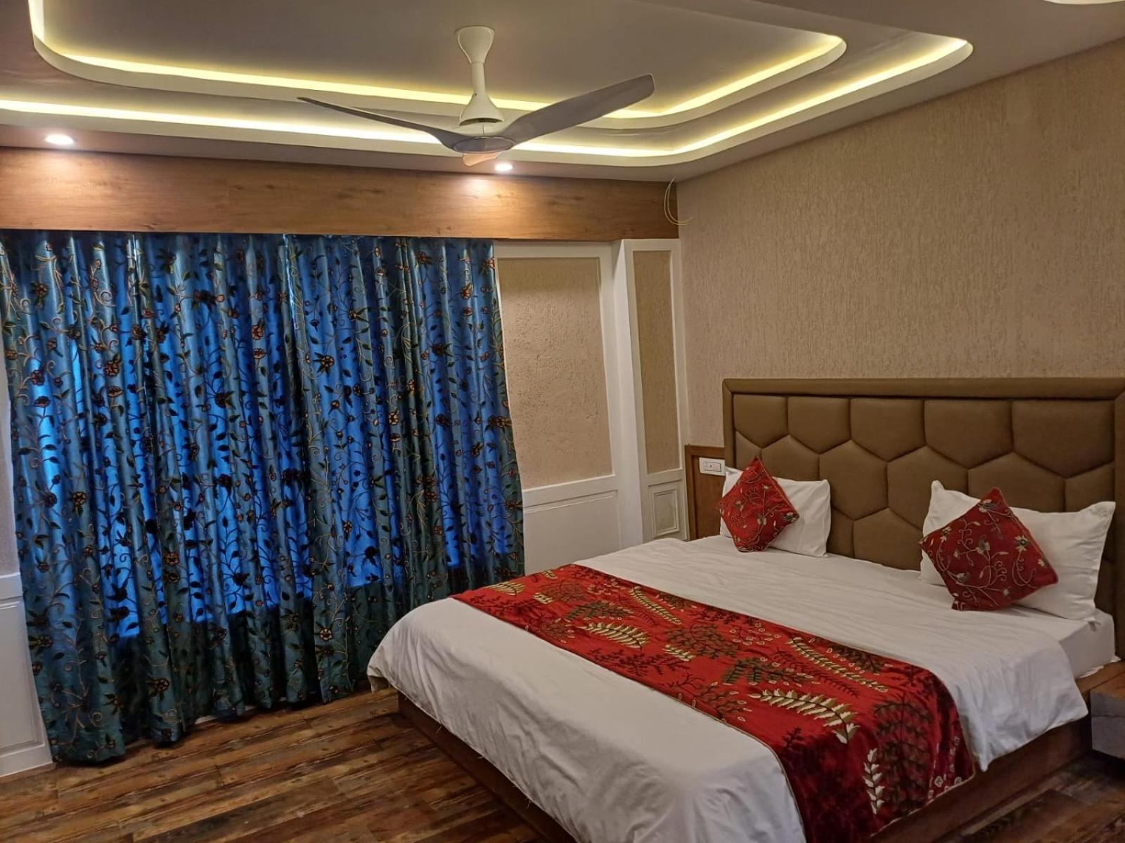Manora Palace Hotel