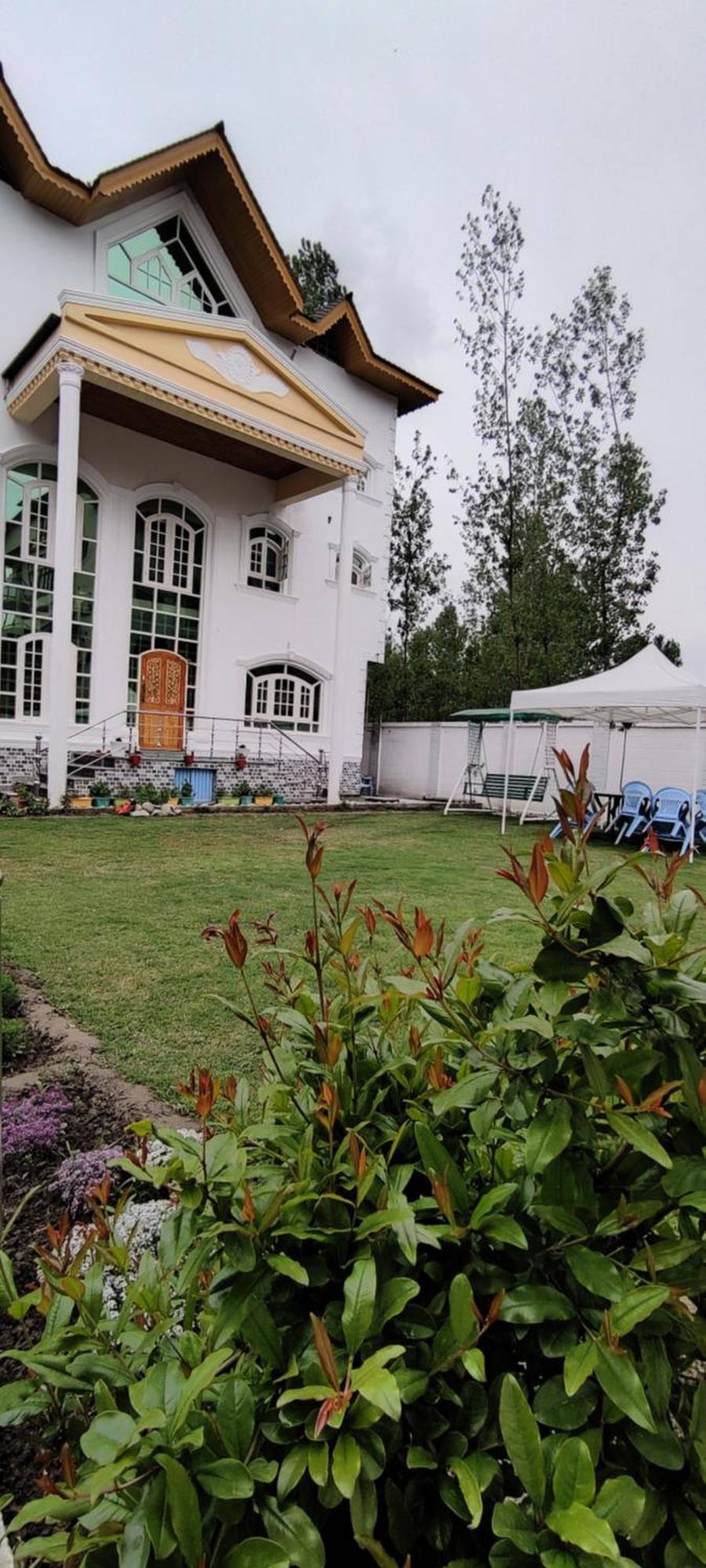 Waneposh * Srinagar (Jammu and Kashmir)